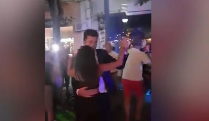 Дни преди официалния старт на предизборната кампания политици пеят и